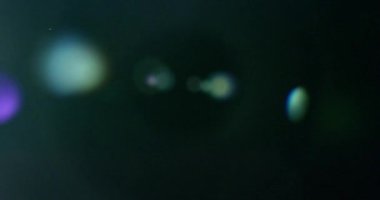 Harmanlama Kiplerinde Kullanımı Kolay Gerçek Mercek Fişeği. Sarı Işık, Renkli Kırmızı ve Pembe Halo Yansıması Yapıyor. Işık Geçişi, Prizma Efekti, Işık Sızıntıları.