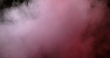 Siyah arka planda patlayan renkli toz. Yüksek hızlı kamera, Yavaş Hareket.