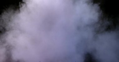 Siyah arka planda patlayan renkli toz. Yüksek hızlı kamera, Yavaş Hareket.