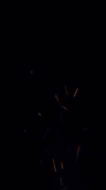 4K Sparks Siyah Arkaplan, Sparks Over Black (ULTRA HD, UHD, 4K). Silah tozu kıvılcımlarının düşmesiyle oluşan kıvılcım duvarı. (ADD Kipi)