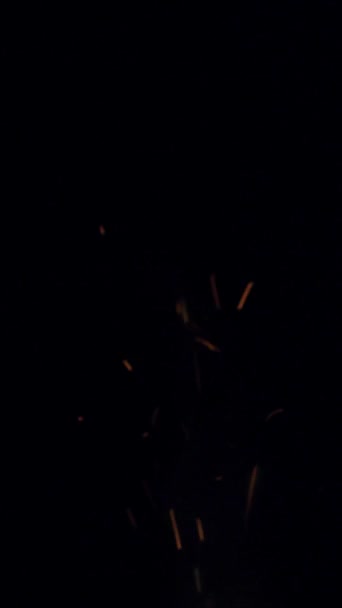 4K Sparks frappe sur fond noir, Sparks Over Black (ULTRA HD, UHD, 4K). Spark Wall créé par Gun Powder Sparks Falling. (AJOUTER LE MODE) — Video