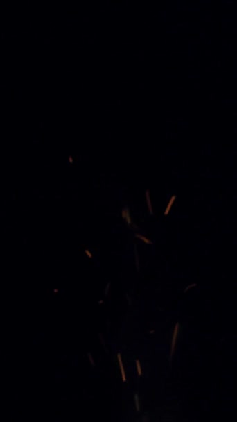 4K faíscas bate no fundo preto, faíscas sobre preto (ULTRA HD, UHD, 4K). Spark Wall criado por Gun Powder Sparks Falling. (ADICIONAR MODO ) — Vídeo de Stock