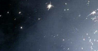 4K Sparks Siyah Arkaplan, Sparks Over Black (ULTRA HD, UHD, 4K). Silah tozu kıvılcımlarının düşmesiyle oluşan kıvılcım duvarı. (ADD Kipi)