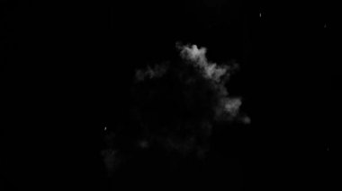 4K Kirli Vuruşlar, duvardaki tozu patlatarak enkaz yığınlarını fırlattı. Siyah arka planda barut patlaması. Çarpışma toz parçacıkları. Siyah arka planda toz patlaması, yavaş çekimde yakın çekim. VFX