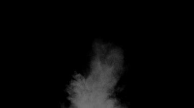 4K Kirli Vuruşlar, duvardaki tozu patlatarak enkaz yığınlarını fırlattı. Siyah arka planda barut patlaması. Çarpışma toz parçacıkları. Siyah arka planda toz patlaması, yavaş çekimde yakın çekim. VFX