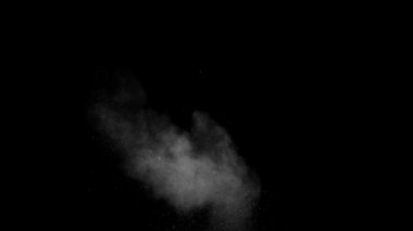 4K Kirli Vuruşlar, duvardaki tozu patlatarak enkaz yığınlarını fırlattı. Siyah arka planda barut patlaması. Çarpışma toz parçacıkları. Siyah arka planda toz patlaması, yavaş çekimde yakın çekim. VFX