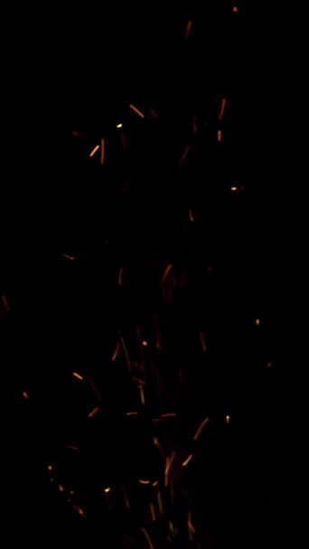 4K Sparks schlägt auf schwarzem Hintergrund ein, Sparks Over Black (ULTRA HD, UHD, 4K). Funke Wall erstellt von Gun Powder Sparks Falling. (ADD-MODE) — Stockvideo