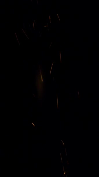 4K jiskry hity na černém pozadí, jiskry nad černou (ULTRA HD, UHD, 4K). Spark Wall vytvořil Gun Powder Sparks Falling. (ADD MODE) — Stock video