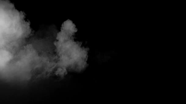 4К Грязные удары, Поверхностная пыль на стене с кусочками обломков вылетающих. Взрыв порошка на черном фоне. Удар пылевых частиц. Взрыв пыли на черном фоне, замедленная съемка. VFX — стоковое видео