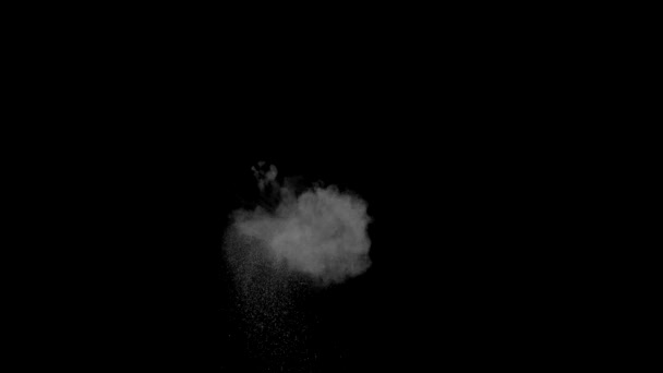 4Kダーティヒット、破片の塊が飛んで壁に爆発した塵。黒色の背景に火薬爆発。衝撃塵粒子。黒の背景にほこり爆発、スローモーションを閉じます。VFX — ストック動画