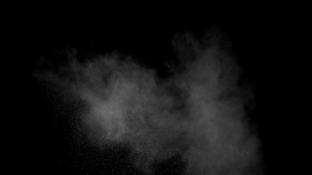 4K Kirli Vuruşlar, duvardaki tozu patlatarak enkaz yığınlarını fırlattı. Siyah arka planda barut patlaması. Çarpışma toz parçacıkları. Siyah arka planda toz patlaması, yavaş çekimde yakın çekim. VFX — Stok video