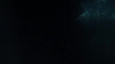 Farklı olaylar ve projeler için Işık Sızıntıları 4K Görüntüsü Ekle ya da Ekran Karıştır kiplerini kullanarak güncel görüntü ve kompozitinizin üzerine bırakın. Lens parlamaları geçiş lensleri ışık sızıntıları oluşturur