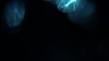 Farklı olaylar ve projeler için Işık Sızıntıları 4K Görüntüsü Ekle ya da Ekran Karıştır kiplerini kullanarak güncel görüntü ve kompozitinizin üzerine bırakın. Lens parlamaları geçiş lensleri ışık sızıntıları oluşturur