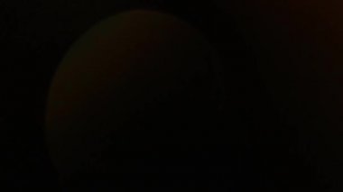 Parlak bokeh efektleri, renkli, spektral cam kaplama ışık sızıntıları - yuvarlak bokeh damlalarından düz çizgilere gerçek kamera cam örtüleri kaplama veya sahne geçişi olarak kullanılır
