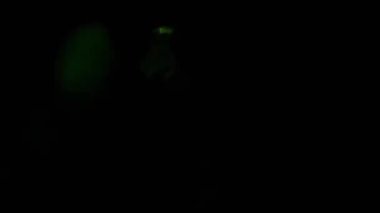 Parlak bokeh efektleri, renkli, spektral cam kaplama ışık sızıntıları - yuvarlak bokeh damlalarından düz çizgilere gerçek kamera cam örtüleri kaplama veya sahne geçişi olarak kullanılır