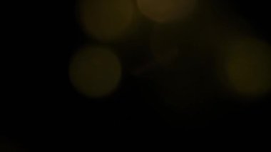 Parlak bokeh efektleri, renkli, spektral cam kaplama ışık sızıntıları - yuvarlak bokeh damlalarından düz çizgilere gerçek kamera cam örtüleri kaplama veya sahne geçişi olarak kullanılır