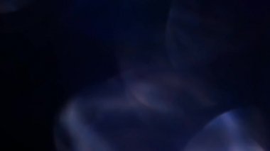 Parlak bokeh efektleri, renkli, spektral cam kaplama ışık sızıntıları - yuvarlak bokeh damlalarından düz çizgilere gerçek kamera cam örtüleri kaplama veya sahne geçişi olarak kullanılır