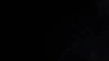 Parlak bokeh efektleri, renkli, spektral cam kaplama ışık sızıntıları - yuvarlak bokeh damlalarından düz çizgilere gerçek kamera cam örtüleri kaplama veya sahne geçişi olarak kullanılır