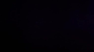 Parlak bokeh efektleri, renkli, spektral cam kaplama ışık sızıntıları - yuvarlak bokeh damlalarından düz çizgilere gerçek kamera cam örtüleri kaplama veya sahne geçişi olarak kullanılır