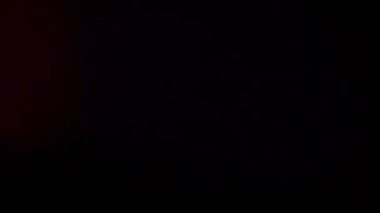 Parlak bokeh efektleri, renkli, spektral cam kaplama ışık sızıntıları - yuvarlak bokeh damlalarından düz çizgilere gerçek kamera cam örtüleri kaplama veya sahne geçişi olarak kullanılır