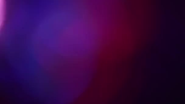 Effets bokeh lumineux, coloré, verre spectral superposition fuites de lumière - vraies superpositions de verre de caméra de blobs ronds bokeh à des stries droites à utiliser comme superposition ou transition de scène