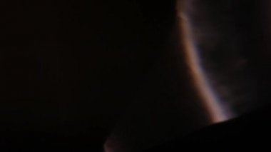 Lens parlamaları ve gerçek ışık doğal kaplama sızdırır.