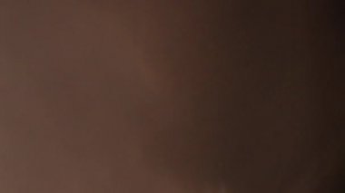 Lens parlamaları ve gerçek ışık doğal kaplama sızdırır.