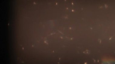 Lens parlamaları ve gerçek ışık doğal kaplama sızdırır.