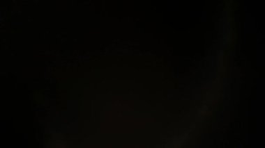 Lens parlamaları ve gerçek ışık doğal kaplama sızdırır.