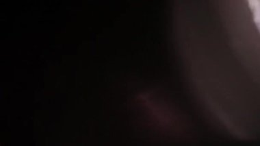 Lens parlamaları ve gerçek ışık doğal kaplama sızdırır.