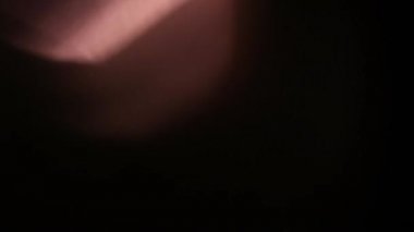 Lens parlamaları ve gerçek ışık doğal kaplama sızdırır.