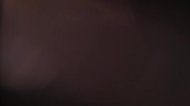 Lens parlamaları ve gerçek ışık doğal kaplama sızdırır.