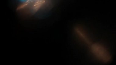 Lens parlamaları ve gerçek ışık doğal kaplama sızdırır.