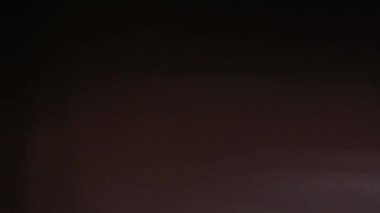 Lens parlamaları ve gerçek ışık doğal kaplama sızdırır.