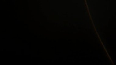 Lens parlamaları ve gerçek ışık doğal kaplama sızdırır.