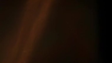 Lens parlamaları ve gerçek ışık doğal kaplama sızdırır.