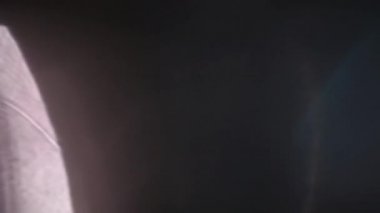 Lens parlamaları ve gerçek ışık doğal kaplama sızdırır.