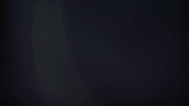 Işık geçişleri ve mercek parlamaları, gümüş ve holografik yanardöner bokeh ile soyut arkaplan.