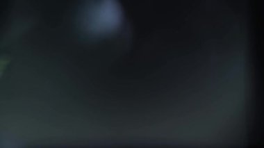 Işık geçişleri ve mercek parlamaları, gümüş ve holografik yanardöner bokeh ile soyut arkaplan.