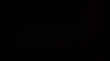 Amber Light Kara Arkaplanda Sızıntı Yapıyor. Üst üste koy. Dönüşüm. Video Renk Filtreleri