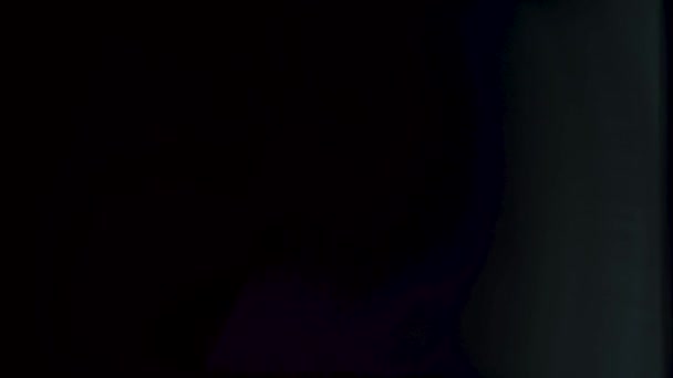 Lichtübergänge und Linsenschlagtücher, abstrakter Hintergrund mit silbernem und holographisch irisierendem Bokeh. — Stockvideo