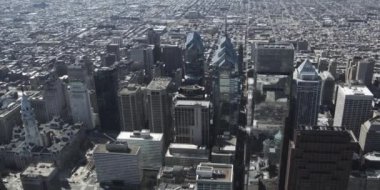 Gökdelenlerin camlarında şehir yansıması. Yenilikçi, drone.