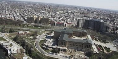 Gökdelenlerin camlarında şehir yansıması. Yenilikçi, drone.