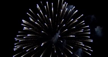 4 bin. Bokeh lambalı gerçek altın sarısı havai fişeklerin soyut bulanıklığı