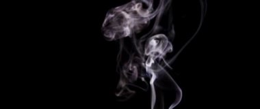 Ağır çekimde soyut beyaz duman. Duman, arka planda soğuk sis bulutu. Işık, beyaz, sis, bulut, siyah arkaplan, 4k