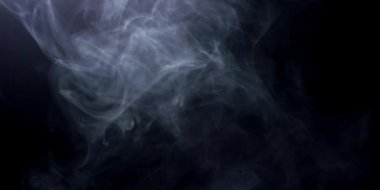 Ağır çekimde soyut beyaz duman. Duman, arka planda soğuk sis bulutu. Işık, beyaz, sis, bulut, siyah arkaplan, 4k