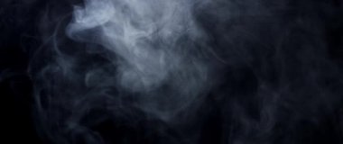 Ağır çekimde soyut beyaz duman. Duman, arka planda soğuk sis bulutu. Işık, beyaz, sis, bulut, siyah arkaplan, 4k