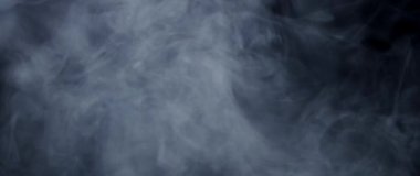 Ağır çekimde soyut beyaz duman. Duman, arka planda soğuk sis bulutu. Işık, beyaz, sis, bulut, siyah arkaplan, 4k