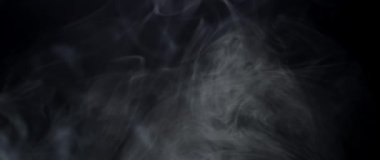 Ağır çekimde soyut beyaz duman. Duman, arka planda soğuk sis bulutu. Işık, beyaz, sis, bulut, siyah arkaplan, 4k