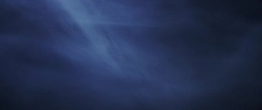 Ağır çekimde soyut beyaz duman. Duman, arka planda soğuk sis bulutu. Işık, beyaz, sis, bulut, siyah arkaplan, 4k